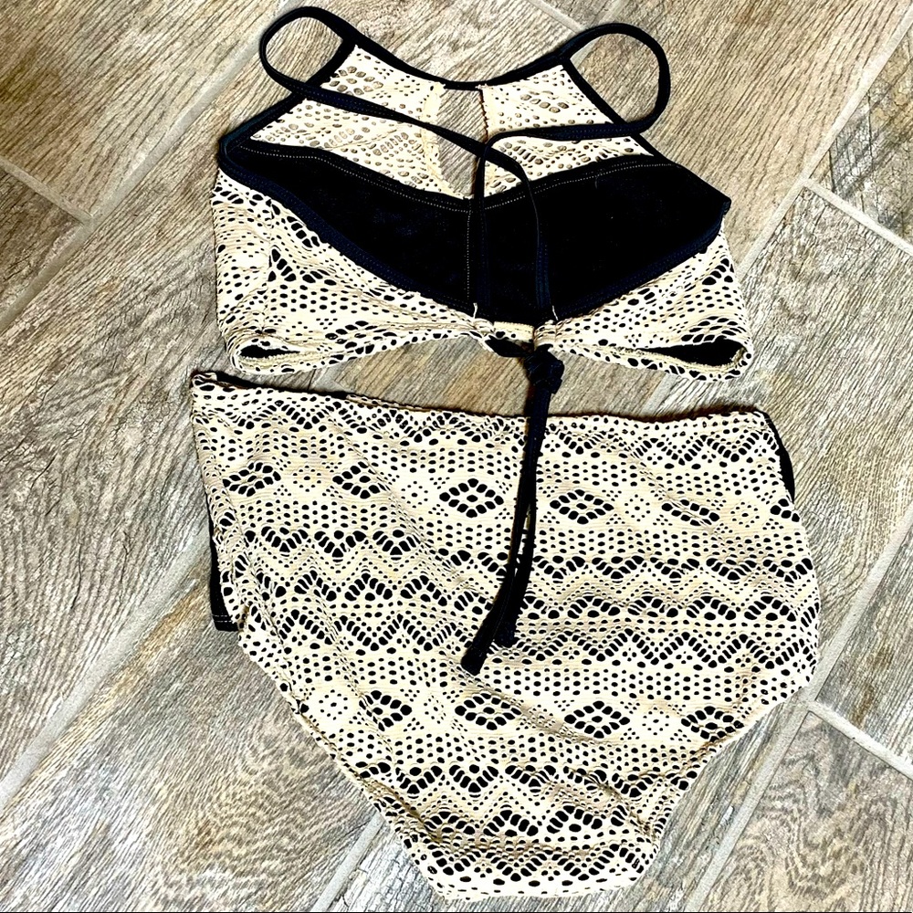 Bikini - Picture 2 of 3